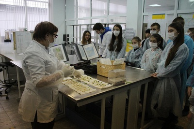 Ученики «Кванториума» посетили инновационную лабораторию «Сингента»